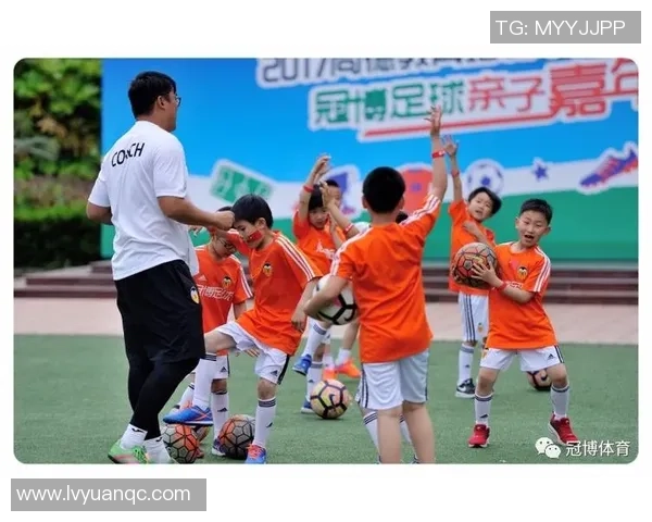 足球明星亲子时光看子女踢球展现天赋与梦想的传承 足球明星亲子时光看子女踢球展现天赋与梦想的传承