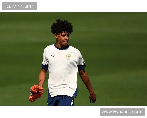 近期哪些足球明星因精彩表现和转会新闻频频登上头条引发球迷热议