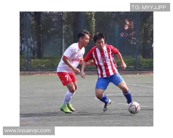 足球明星身着藏服展现独特魅力与文化融合的精彩瞬间 足球明星身着藏服展现独特魅力与文化融合的精彩瞬间